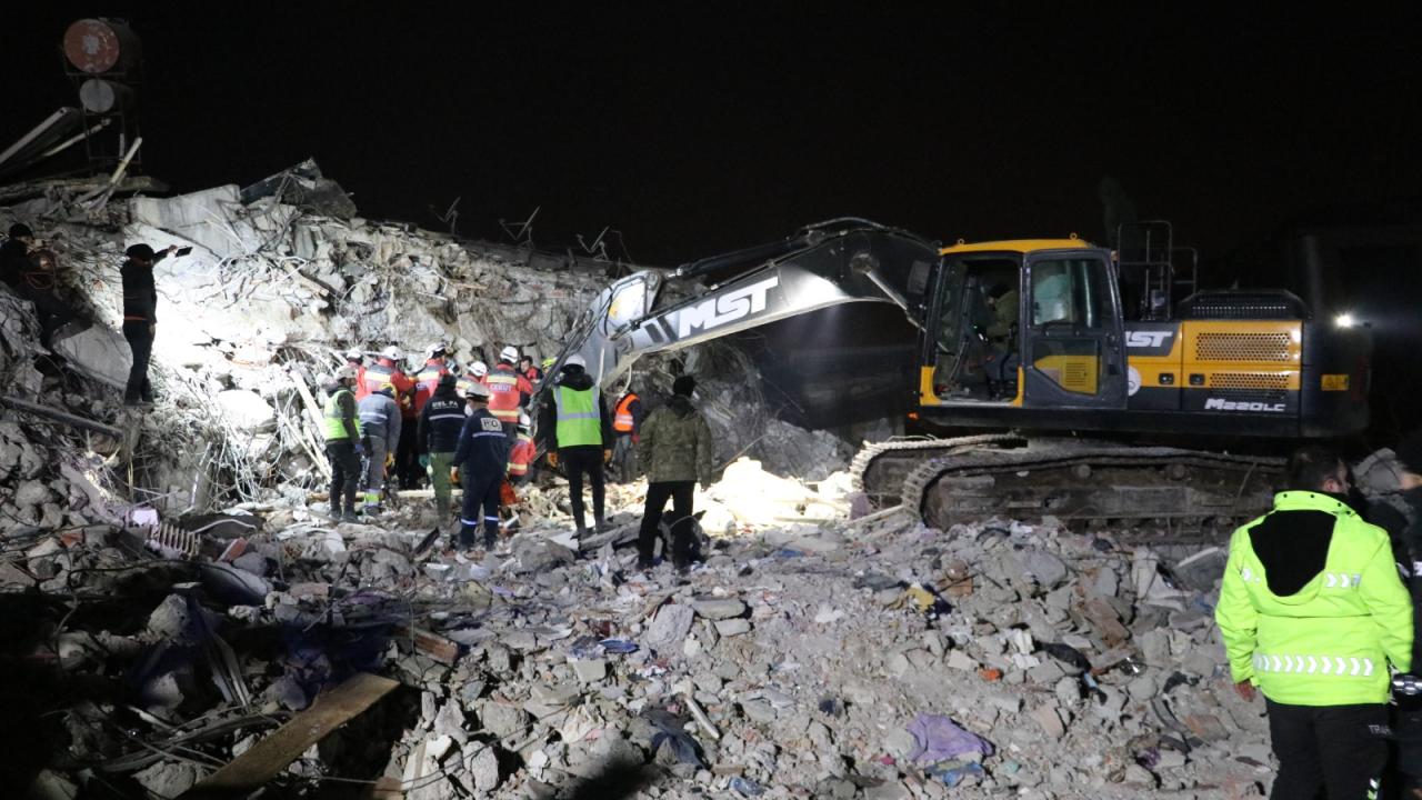 121. saatte mucize kurtuluş: 70 yaşındaki kadın enkazdan çıkarıldı 3