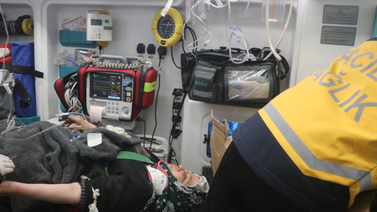 121. saatte mucize kurtuluş: 70 yaşındaki kadın enkazdan çıkarıldı 9