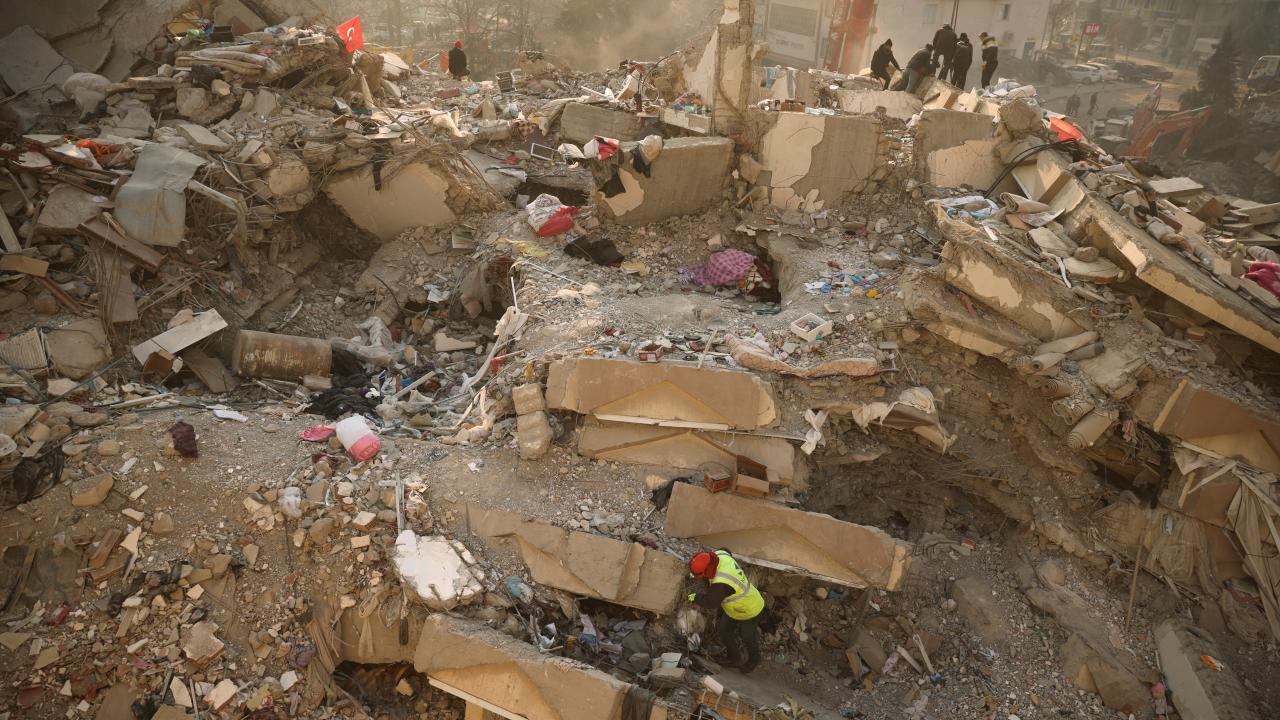 'Asrın felaketi' sonrası yıkım uyduda 8