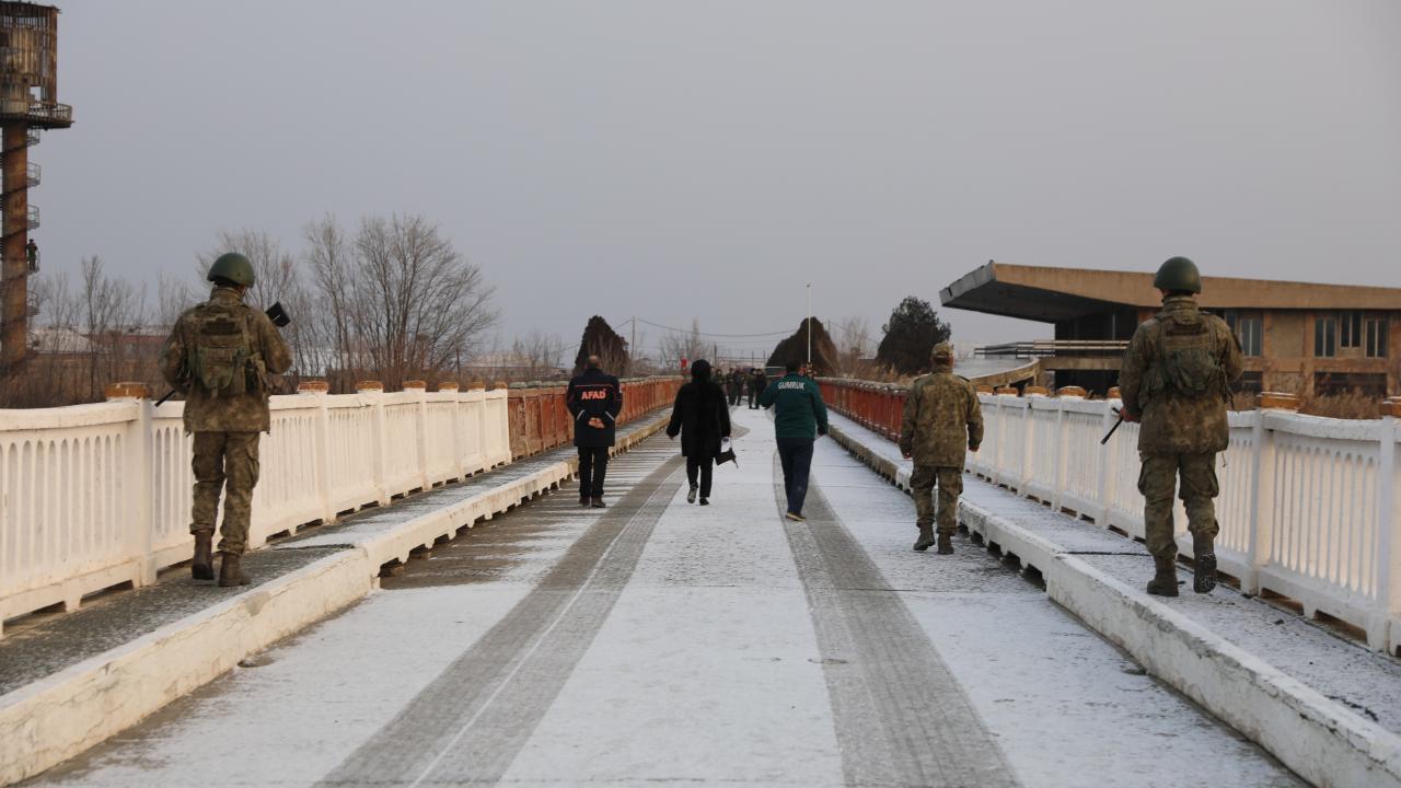 Ermenistan sınır kapısı 35 yıl aradan sonra "asrın felaketi" için açıldı 2