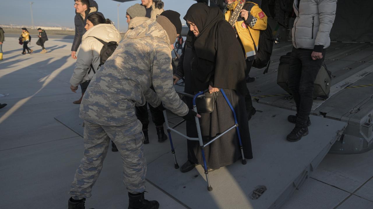 255 afetzede ile gönüllü uçakla İstanbul'a getirildi 2