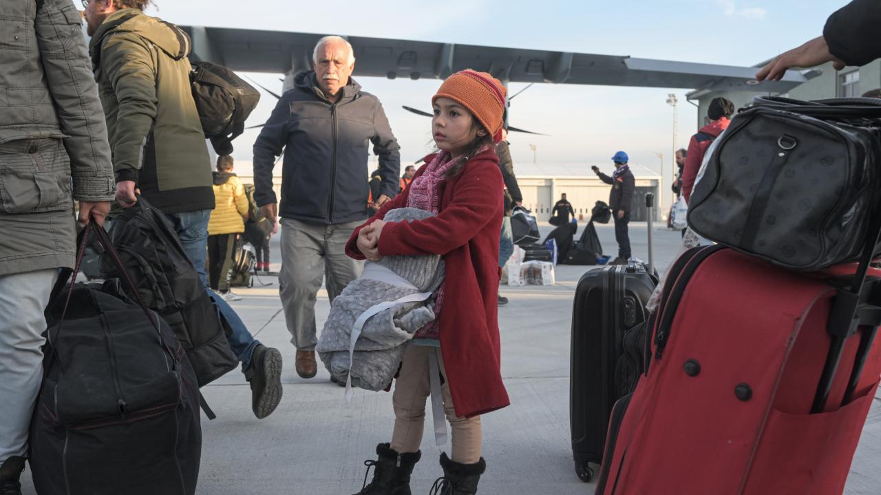 255 afetzede ile gönüllü uçakla İstanbul'a getirildi 4