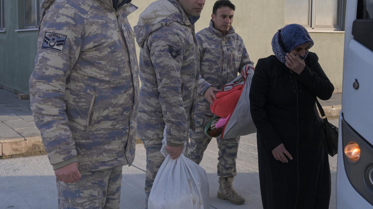 255 afetzede ile gönüllü uçakla İstanbul'a getirildi 6