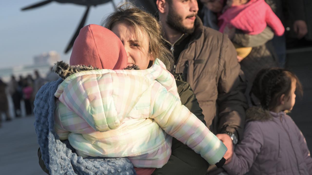 255 afetzede ile gönüllü uçakla İstanbul'a getirildi 3