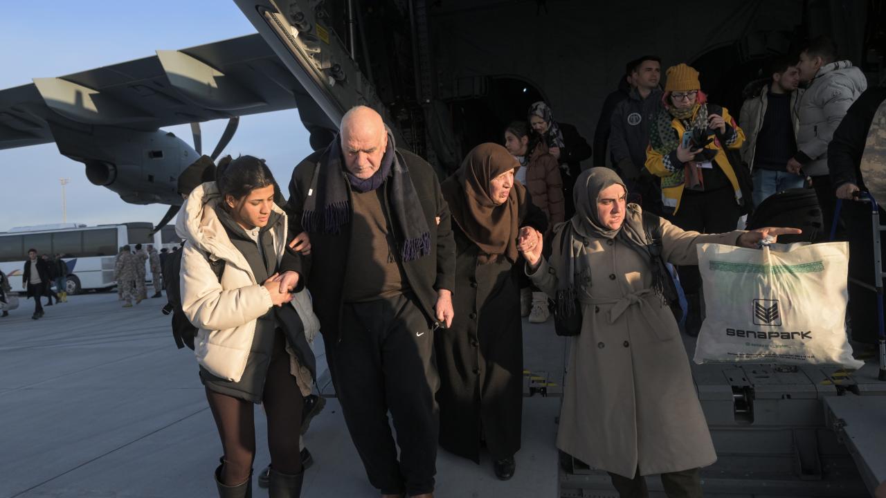 255 afetzede ile gönüllü uçakla İstanbul'a getirildi 5