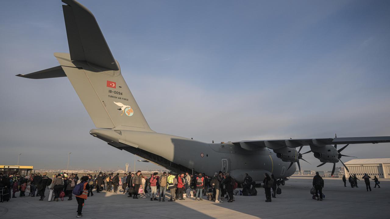 255 afetzede ile gönüllü uçakla İstanbul'a getirildi 7