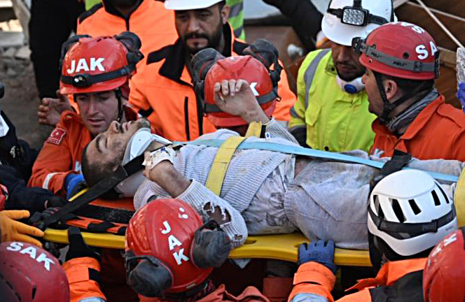 Mucizeler peş peşe geliyor... Engelli genç 155. saatte kurtarıldı 5