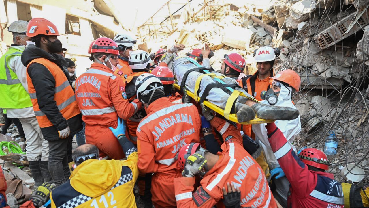 Mucizeler peş peşe geliyor... Engelli genç 155. saatte kurtarıldı 4