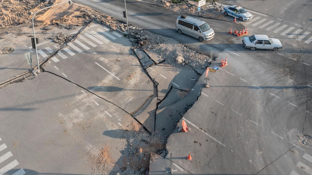 Fay hattının geçtiği yol yarıldı 6