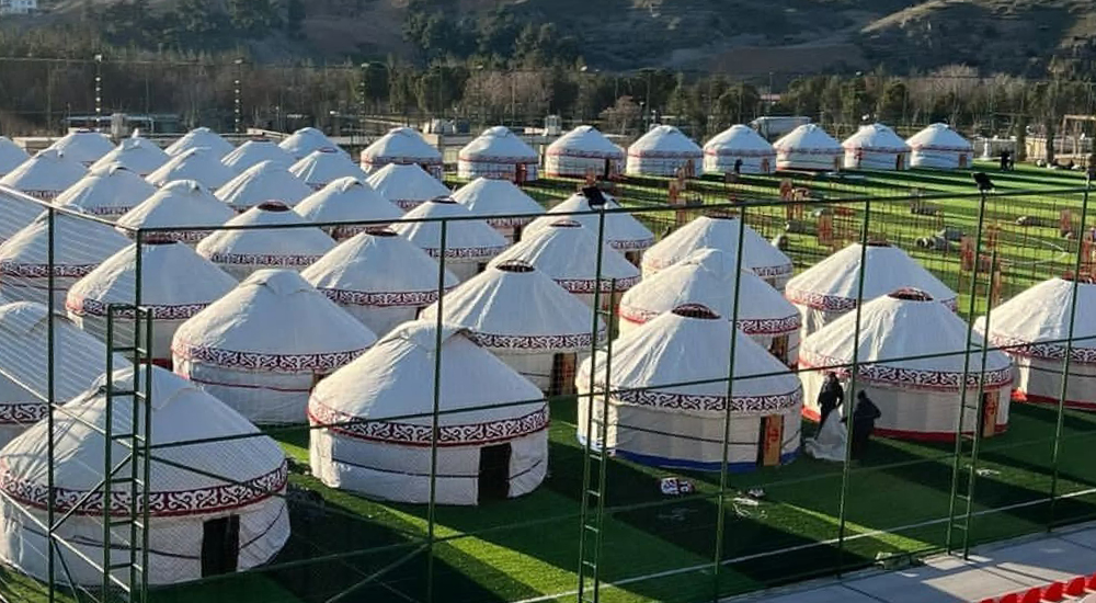 Kırgızlar depremzedelere otağ kurdu 2