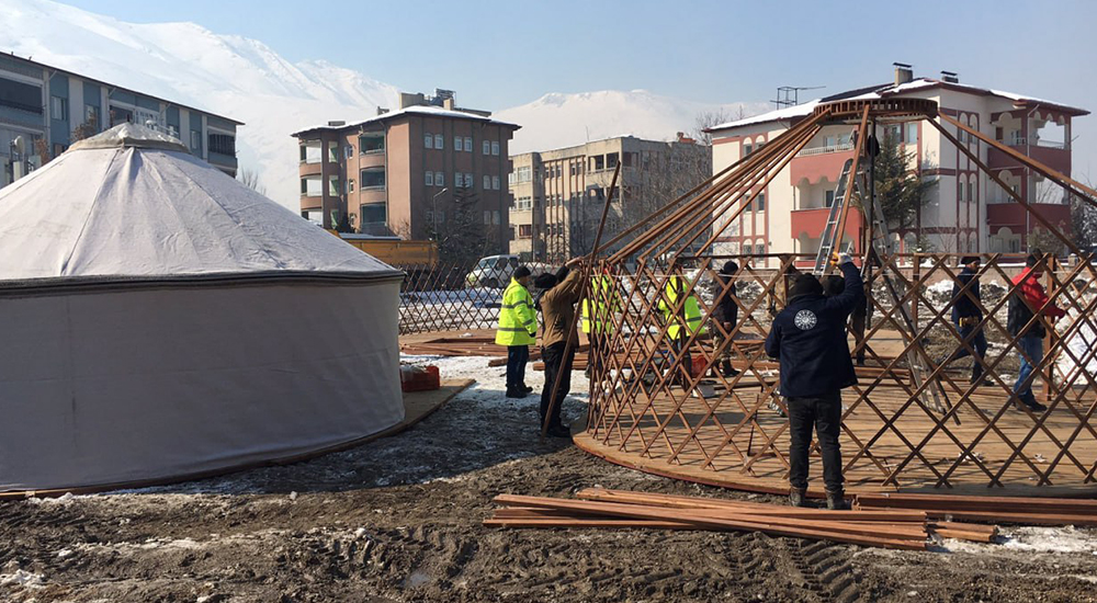 Kırgızlar depremzedelere otağ kurdu 1