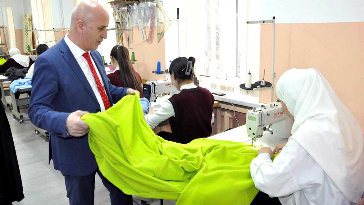 Kırgızistan'daki Türk okulları deprem bölgeleri için seferber oldu 5