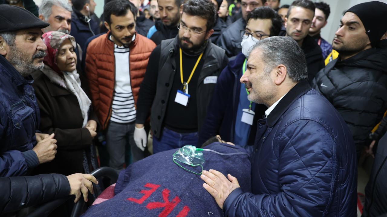 Hatay'da iki aile depremin 261. saatinde enkazdan çıkarılan evlatlarına kavuştu 24