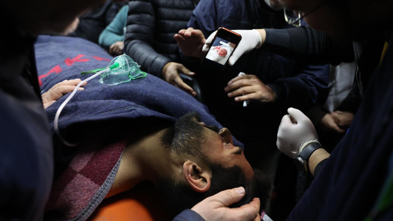 Hatay'da iki aile depremin 261. saatinde enkazdan çıkarılan evlatlarına kavuştu 5