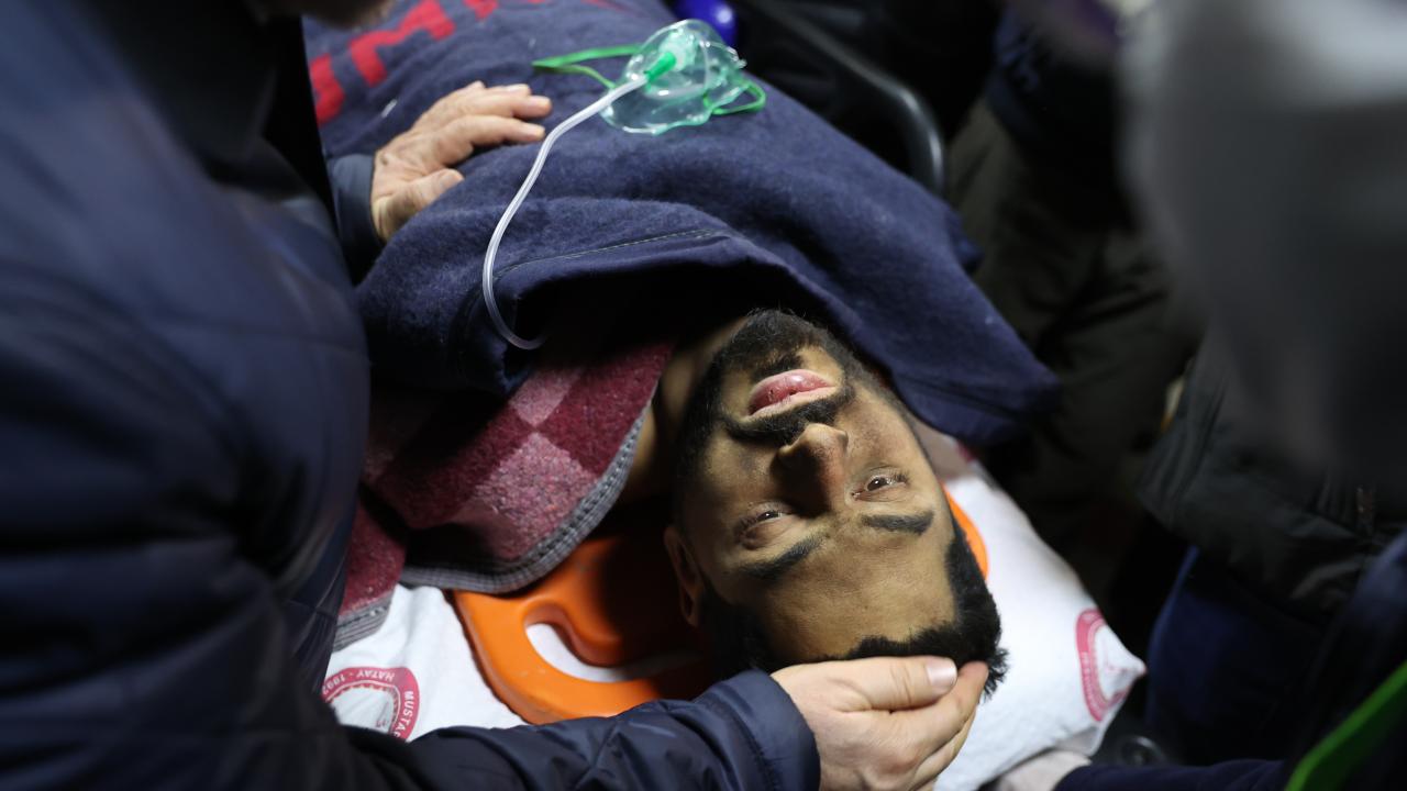 Hatay'da iki aile depremin 261. saatinde enkazdan çıkarılan evlatlarına kavuştu 25