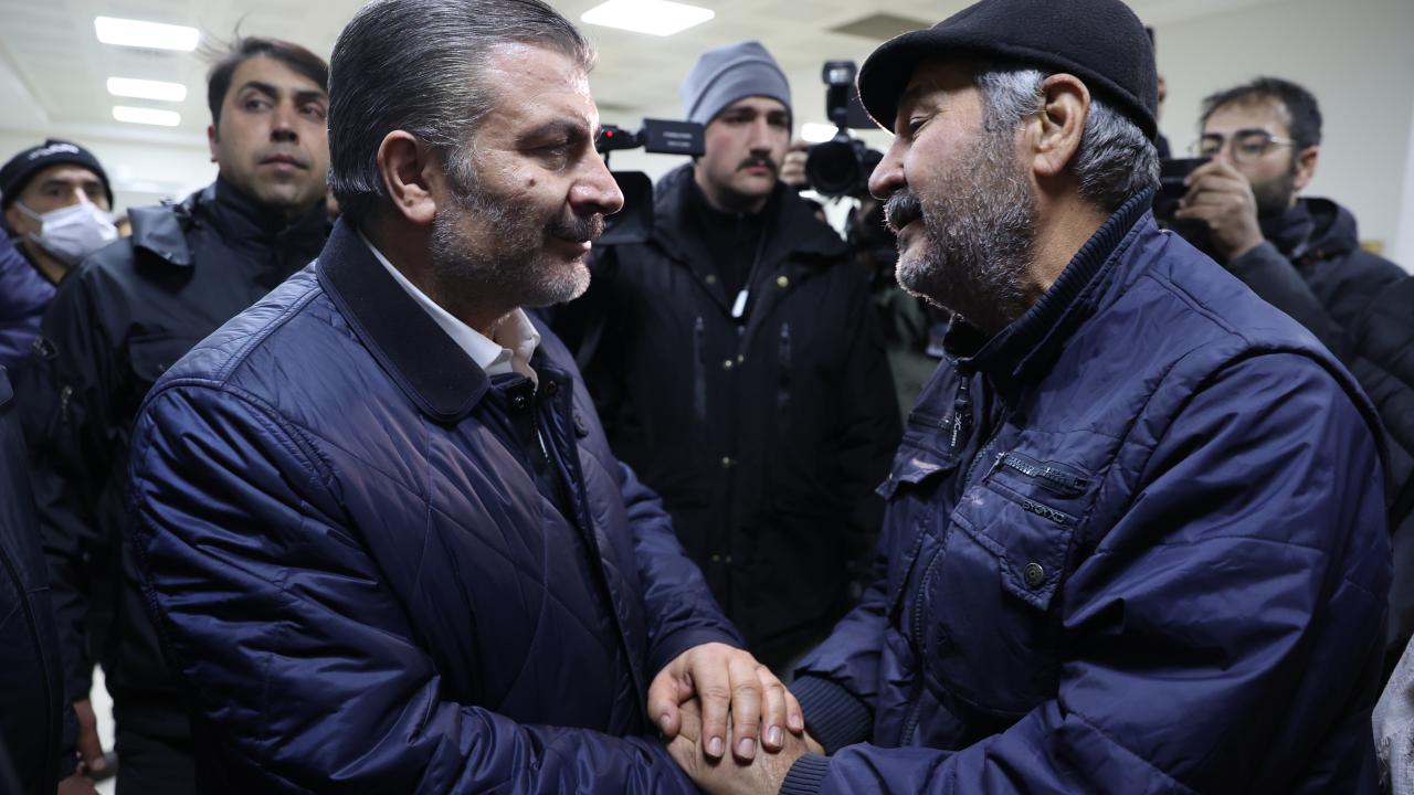 Hatay'da iki aile depremin 261. saatinde enkazdan çıkarılan evlatlarına kavuştu 26