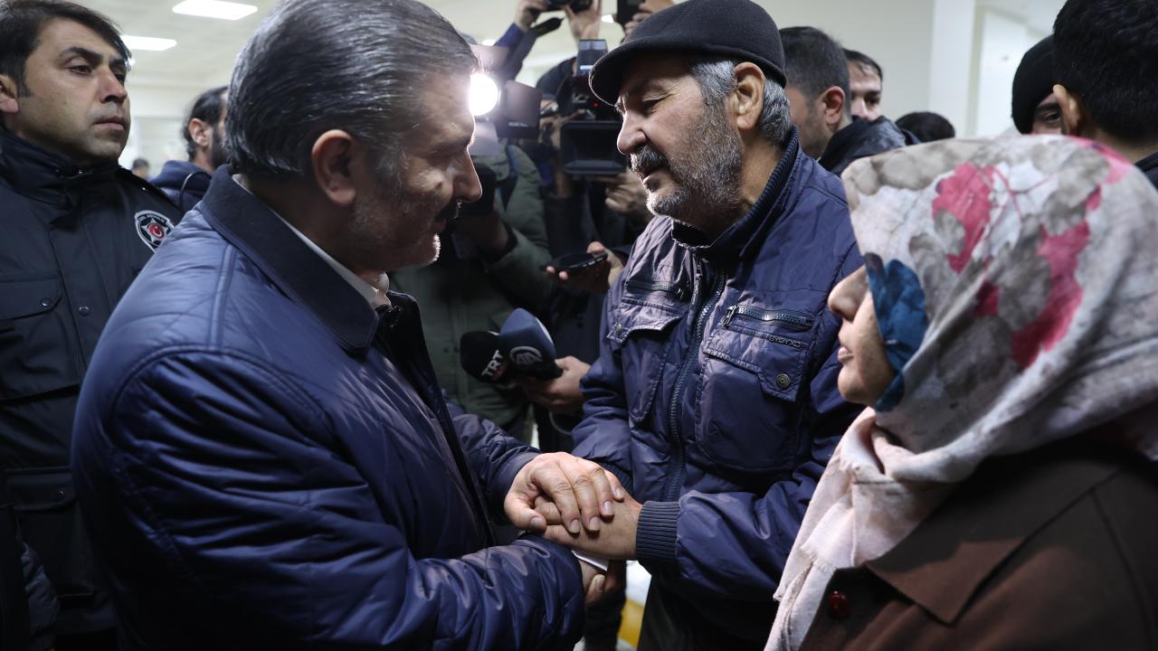 Hatay'da iki aile depremin 261. saatinde enkazdan çıkarılan evlatlarına kavuştu 23