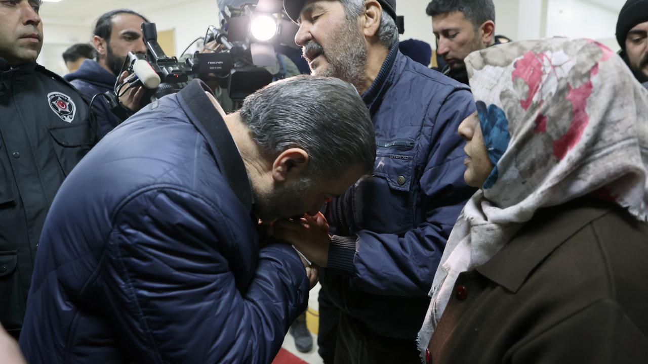 Hatay'da iki aile depremin 261. saatinde enkazdan çıkarılan evlatlarına kavuştu 21