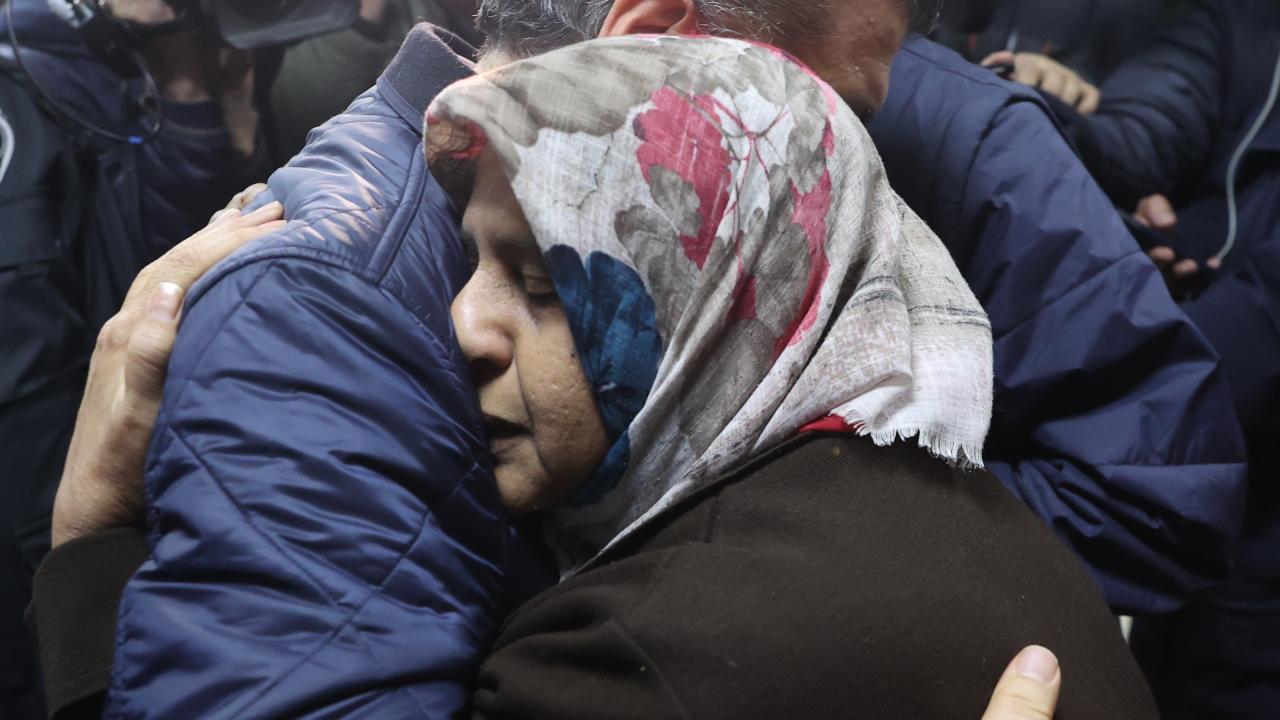 Hatay'da iki aile depremin 261. saatinde enkazdan çıkarılan evlatlarına kavuştu 22