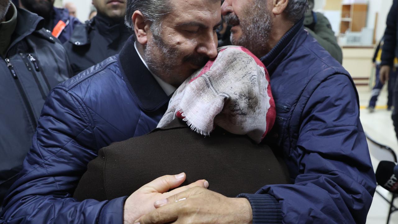 Hatay'da iki aile depremin 261. saatinde enkazdan çıkarılan evlatlarına kavuştu 19