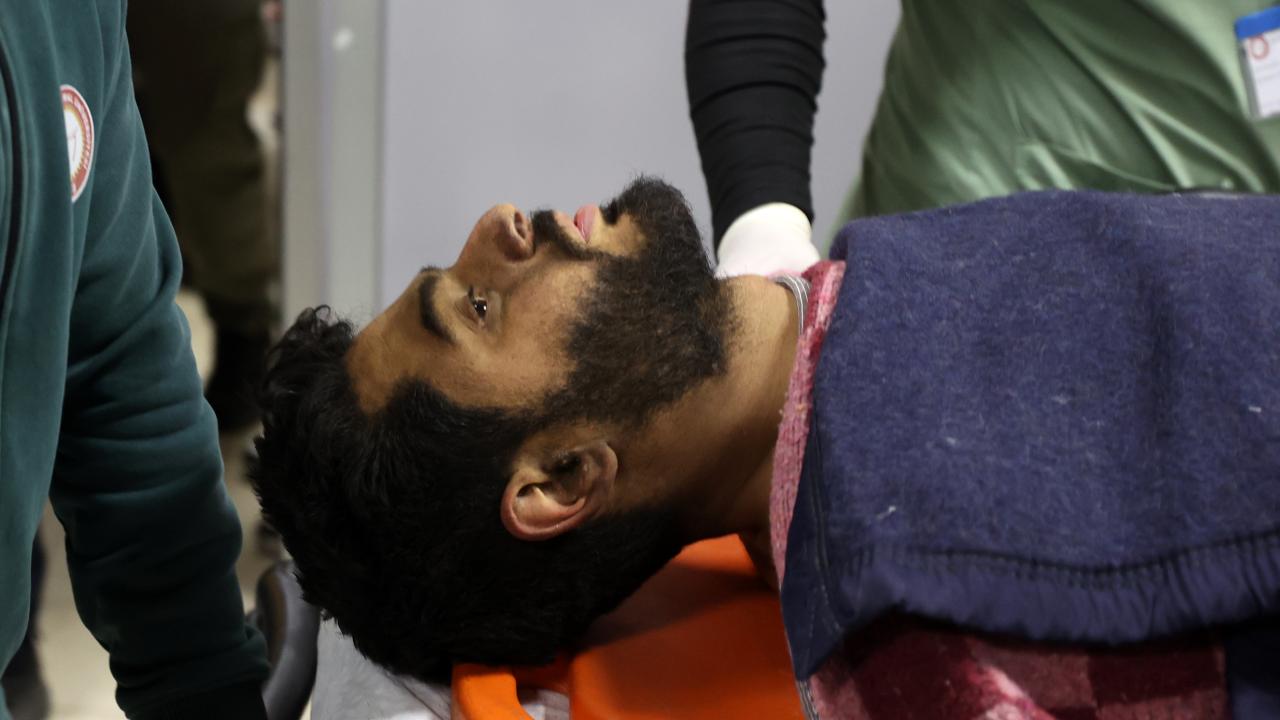 Hatay'da iki aile depremin 261. saatinde enkazdan çıkarılan evlatlarına kavuştu 20