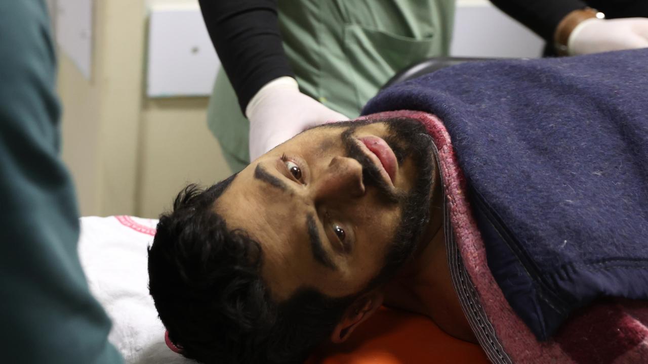 Hatay'da iki aile depremin 261. saatinde enkazdan çıkarılan evlatlarına kavuştu 6