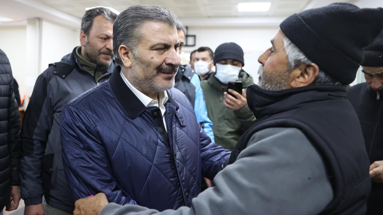 Hatay'da iki aile depremin 261. saatinde enkazdan çıkarılan evlatlarına kavuştu 18