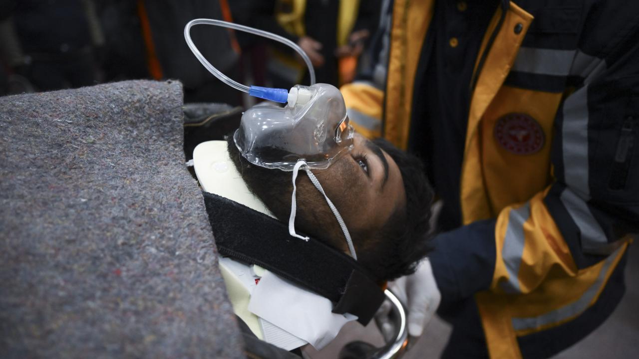 Hatay'da iki aile depremin 261. saatinde enkazdan çıkarılan evlatlarına kavuştu 16