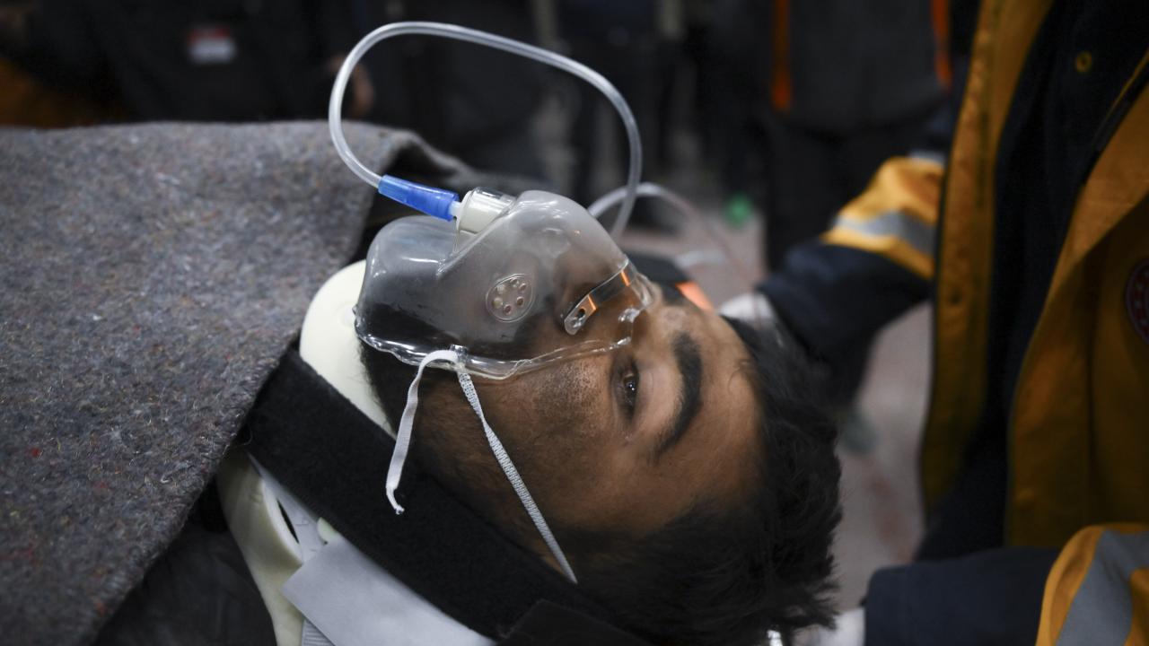 Hatay'da iki aile depremin 261. saatinde enkazdan çıkarılan evlatlarına kavuştu 17