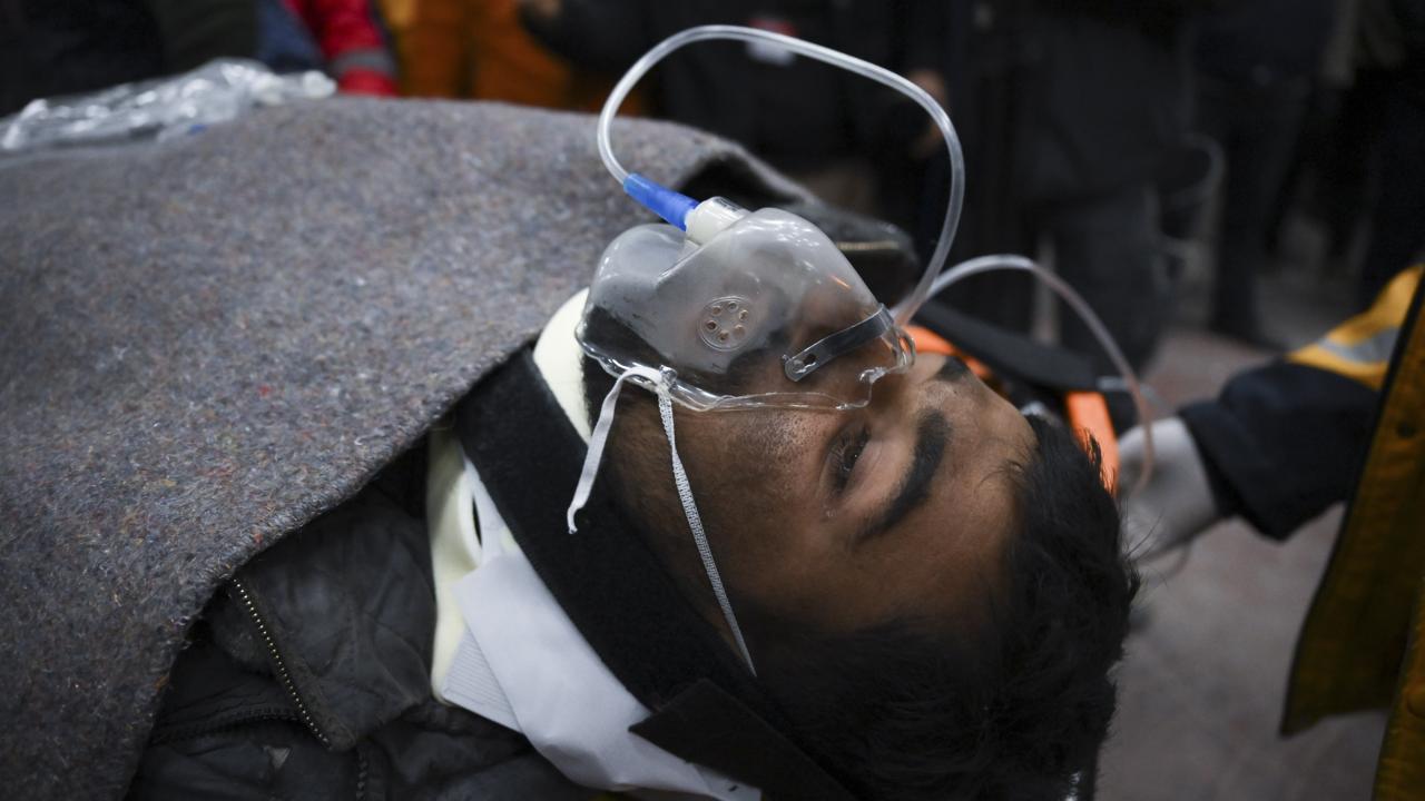 Hatay'da iki aile depremin 261. saatinde enkazdan çıkarılan evlatlarına kavuştu 14