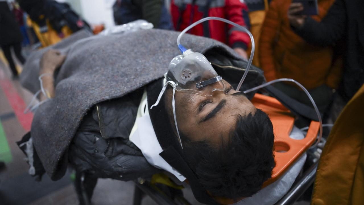 Hatay'da iki aile depremin 261. saatinde enkazdan çıkarılan evlatlarına kavuştu 15