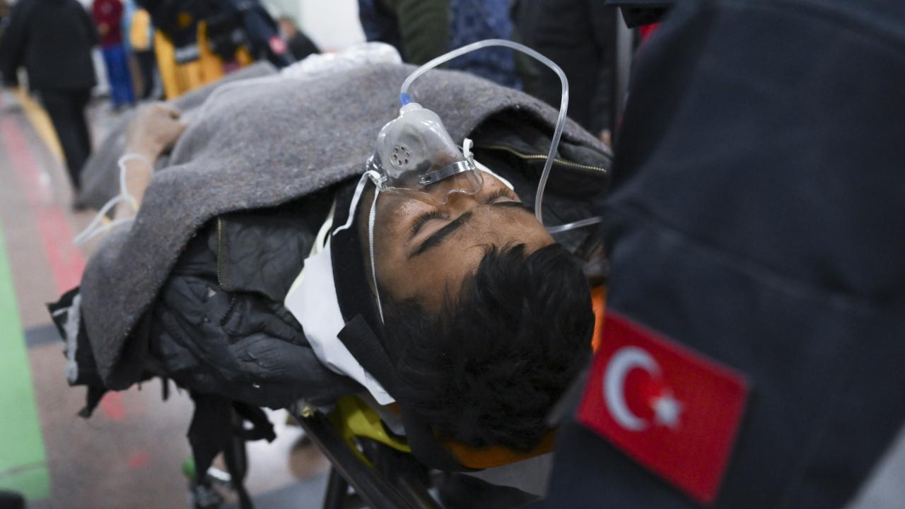 Hatay'da iki aile depremin 261. saatinde enkazdan çıkarılan evlatlarına kavuştu 11