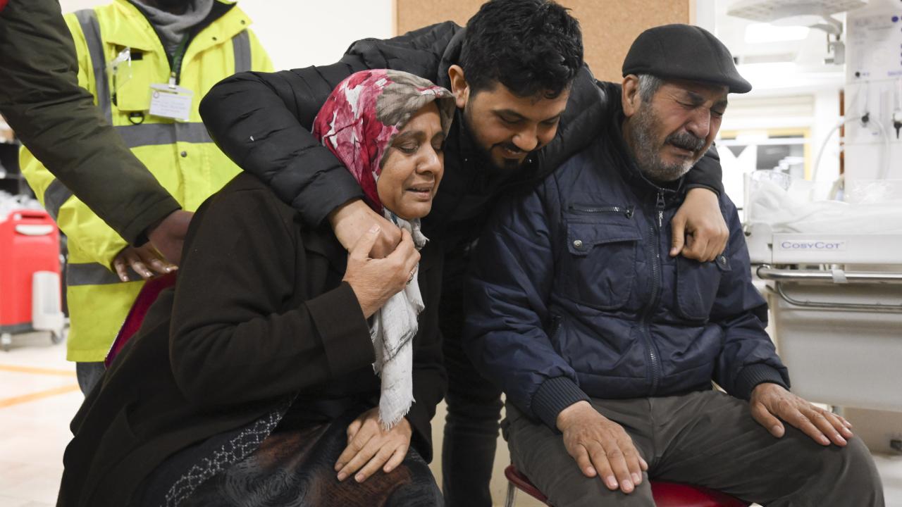 Hatay'da iki aile depremin 261. saatinde enkazdan çıkarılan evlatlarına kavuştu 12