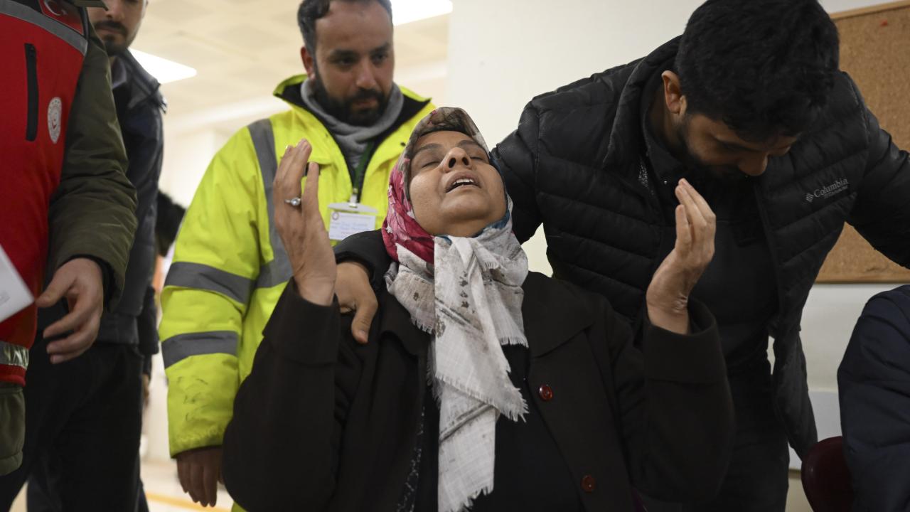 Hatay'da iki aile depremin 261. saatinde enkazdan çıkarılan evlatlarına kavuştu 13