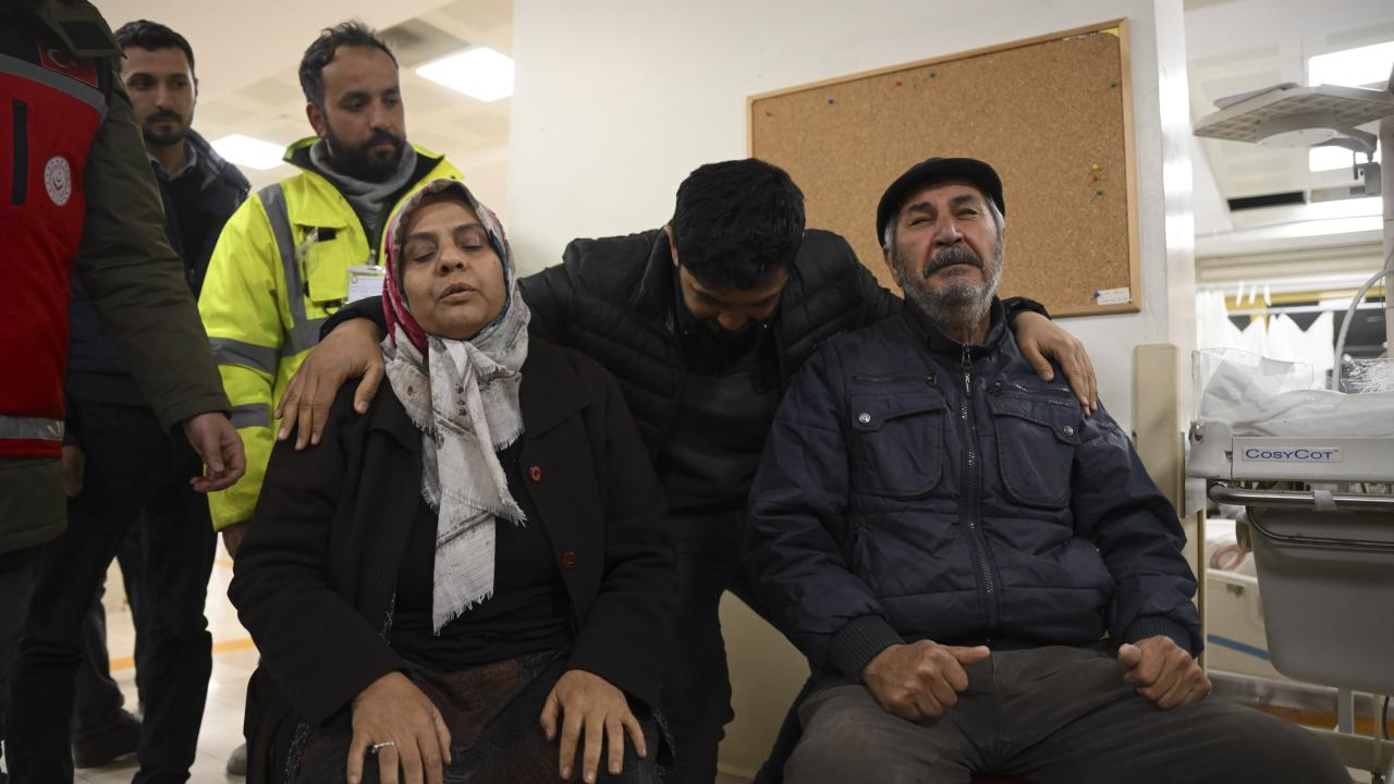 Hatay'da iki aile depremin 261. saatinde enkazdan çıkarılan evlatlarına kavuştu 4