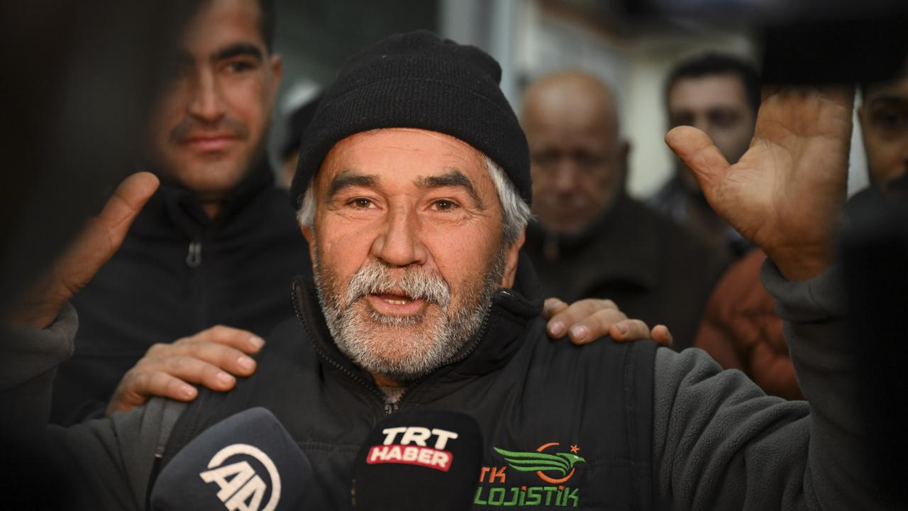 Hatay'da iki aile depremin 261. saatinde enkazdan çıkarılan evlatlarına kavuştu 7