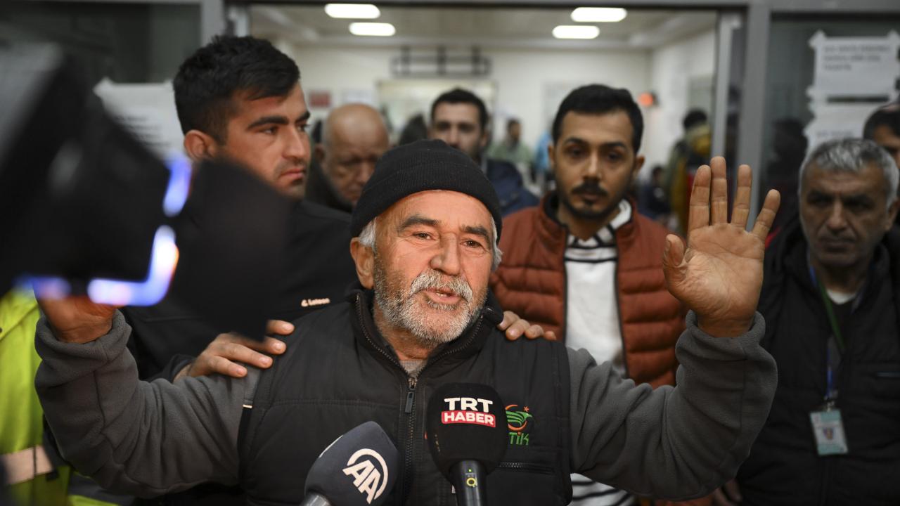 Hatay'da iki aile depremin 261. saatinde enkazdan çıkarılan evlatlarına kavuştu 8