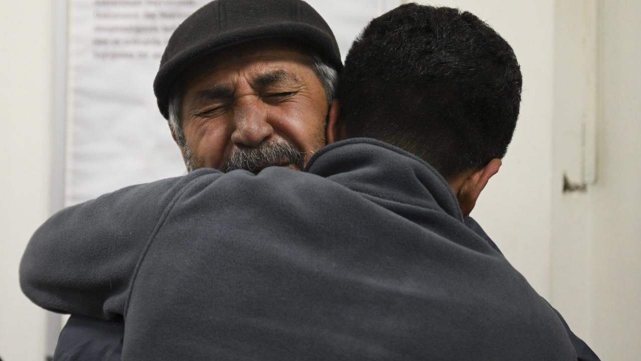 Hatay'da iki aile depremin 261. saatinde enkazdan çıkarılan evlatlarına kavuştu 9