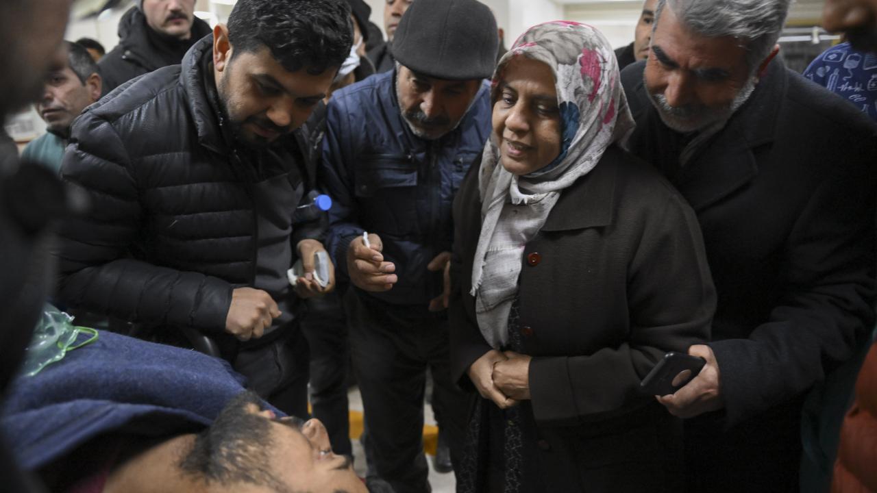 Hatay'da iki aile depremin 261. saatinde enkazdan çıkarılan evlatlarına kavuştu 10