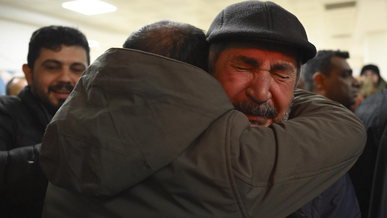 Hatay'da iki aile depremin 261. saatinde enkazdan çıkarılan evlatlarına kavuştu 2