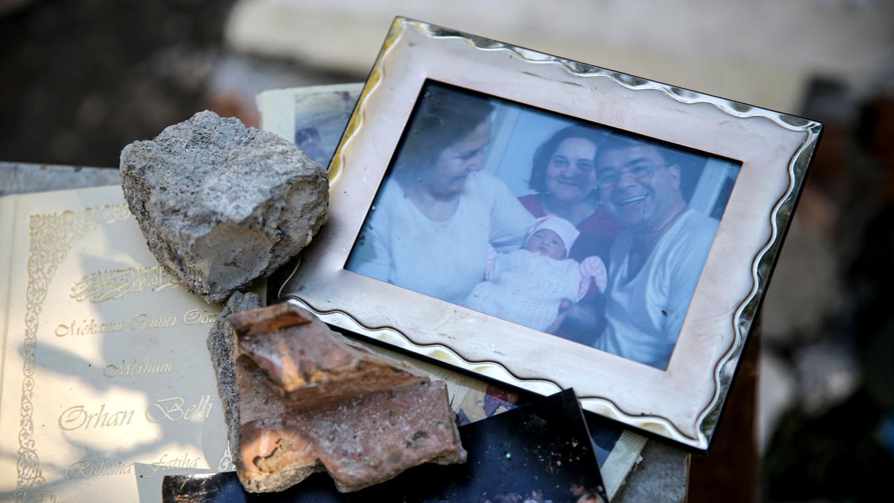 Enkazların arasında hatıralar kaldı 3