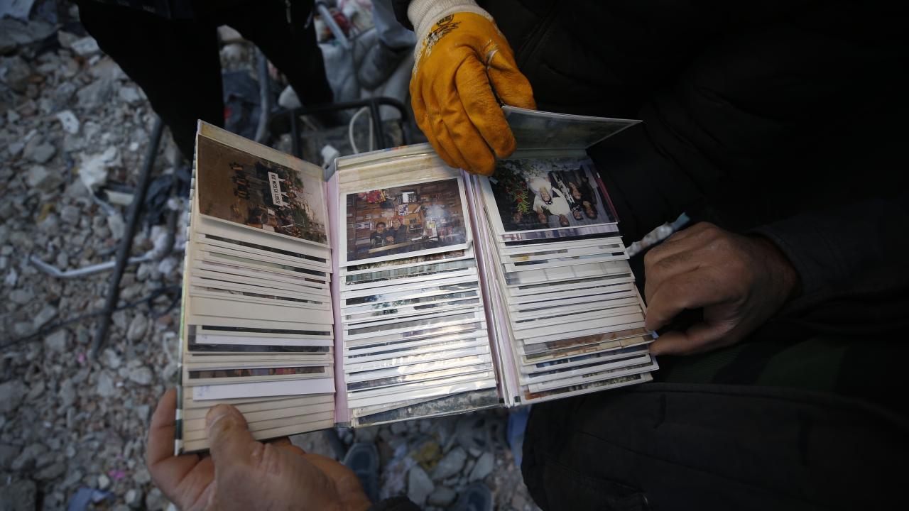 Enkazların arasında hatıralar kaldı 8