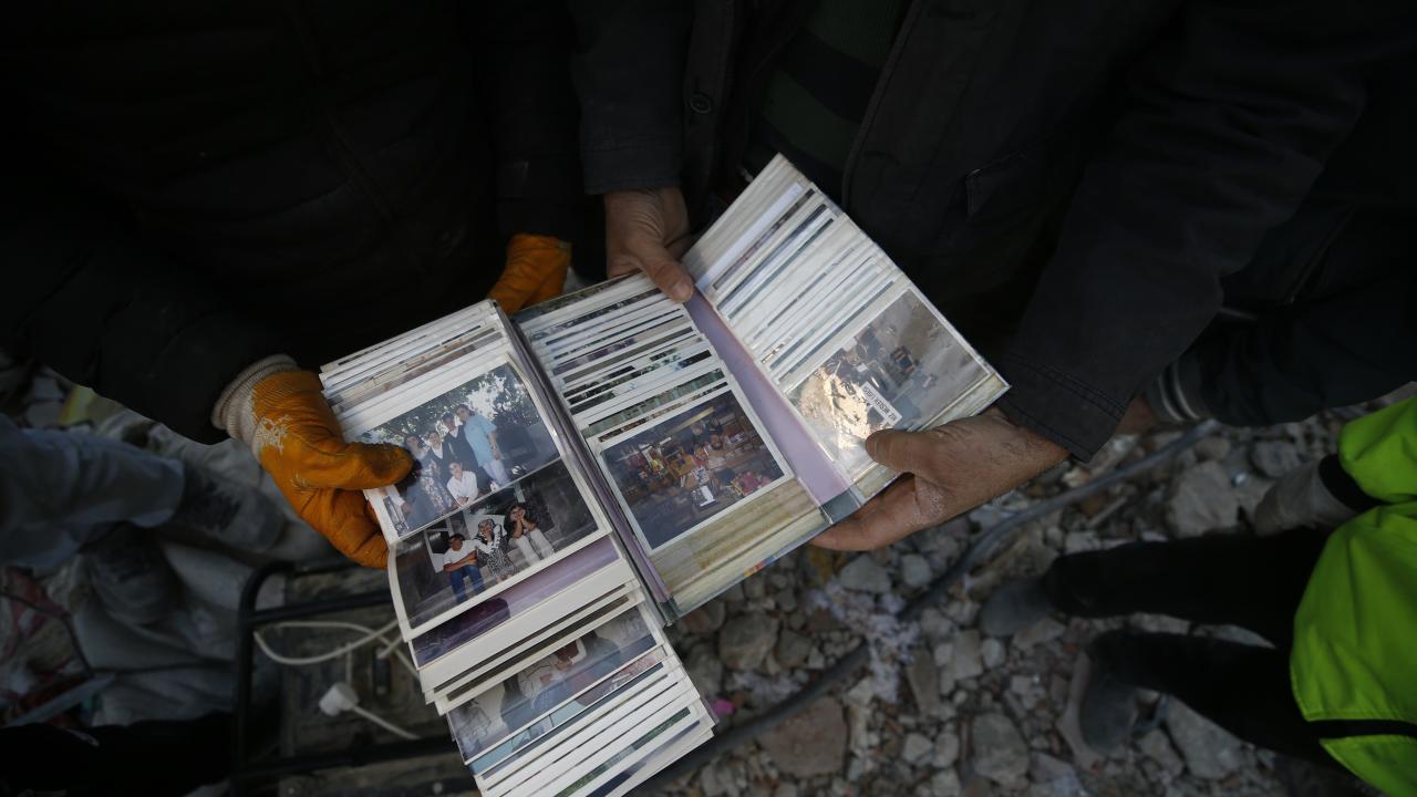 Enkazların arasında hatıralar kaldı 4