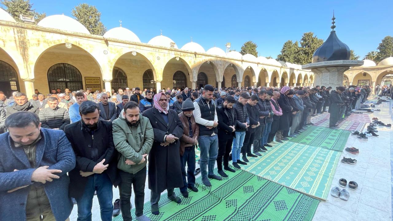 Hüzün dolu son görev… Depremde hayatını kaybedenler için gıyabi cenaze namazı kılındı 4