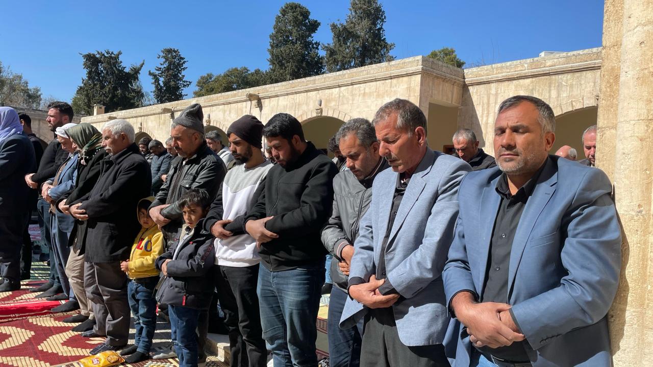 Hüzün dolu son görev… Depremde hayatını kaybedenler için gıyabi cenaze namazı kılındı 5