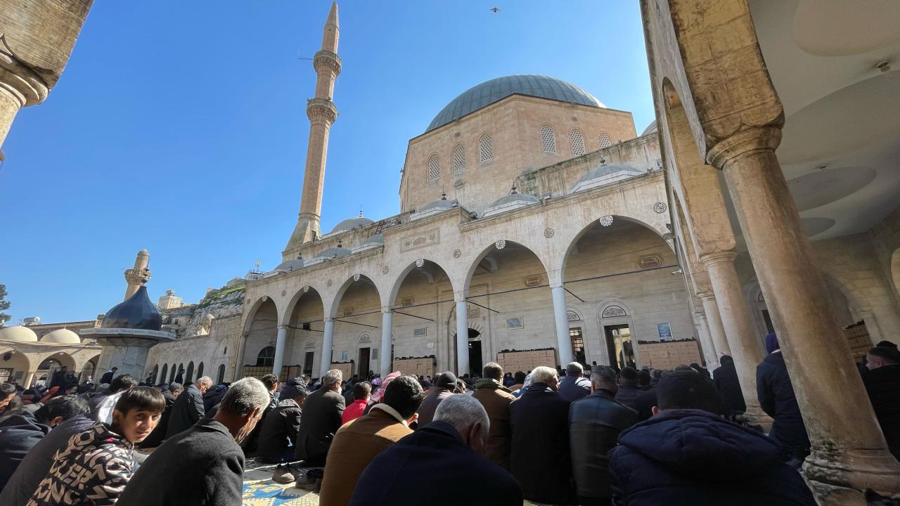 Hüzün dolu son görev… Depremde hayatını kaybedenler için gıyabi cenaze namazı kılındı 2