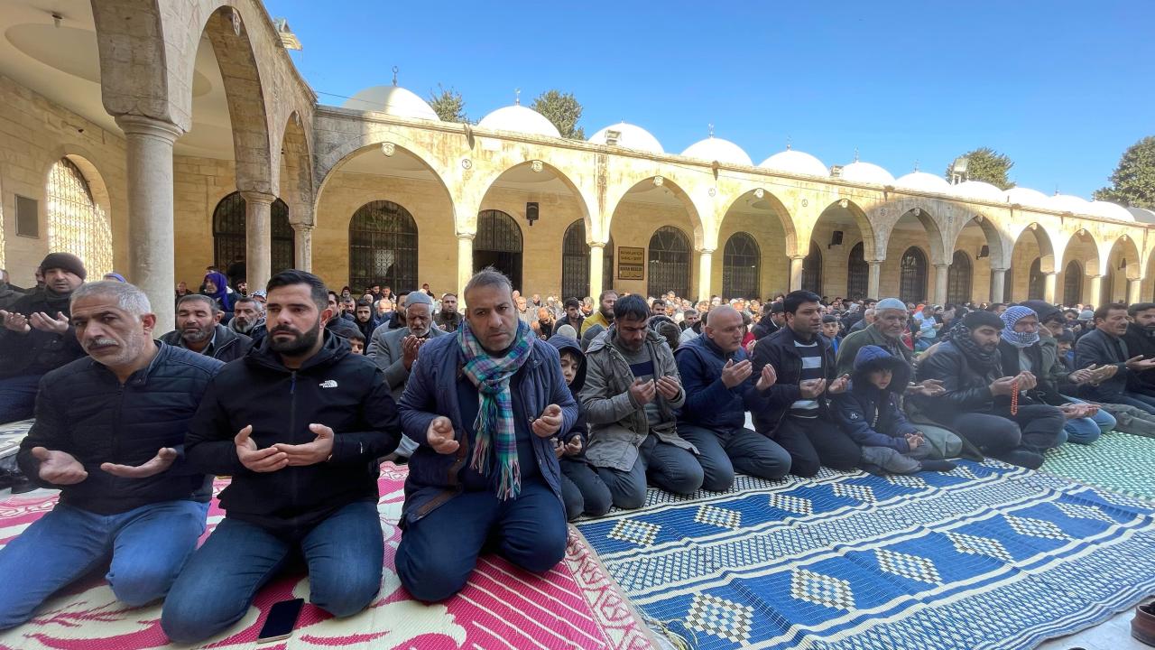 Hüzün dolu son görev… Depremde hayatını kaybedenler için gıyabi cenaze namazı kılındı 3