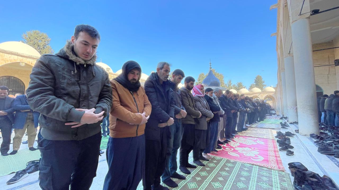 Hüzün dolu son görev… Depremde hayatını kaybedenler için gıyabi cenaze namazı kılındı 1