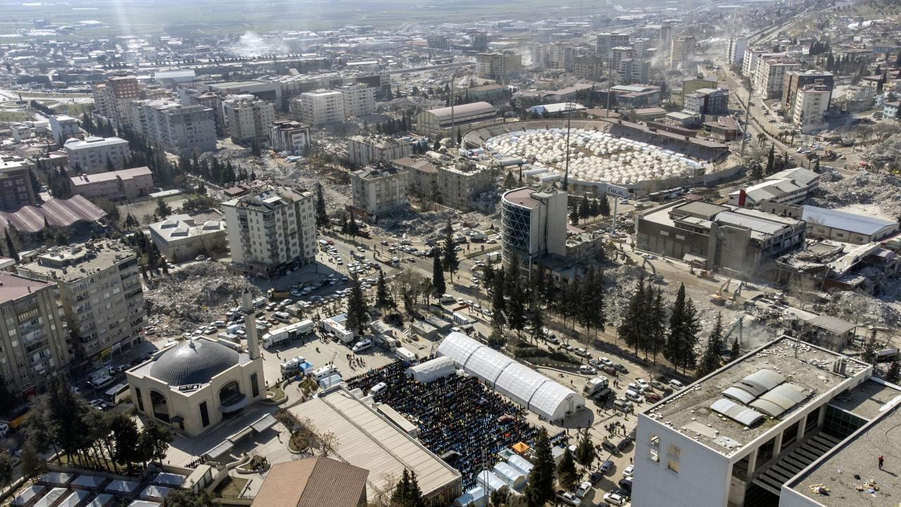Hüzün dolu son görev… Depremde hayatını kaybedenler için gıyabi cenaze namazı kılındı 8