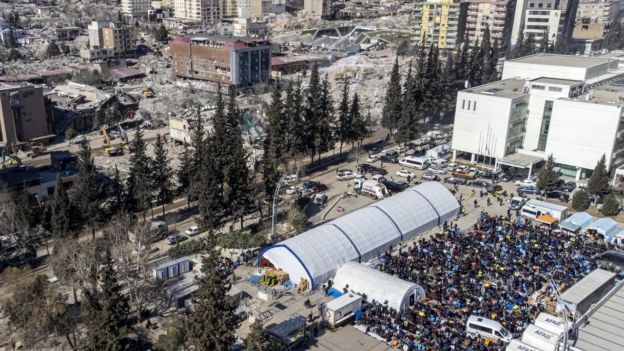 Hüzün dolu son görev… Depremde hayatını kaybedenler için gıyabi cenaze namazı kılındı 9